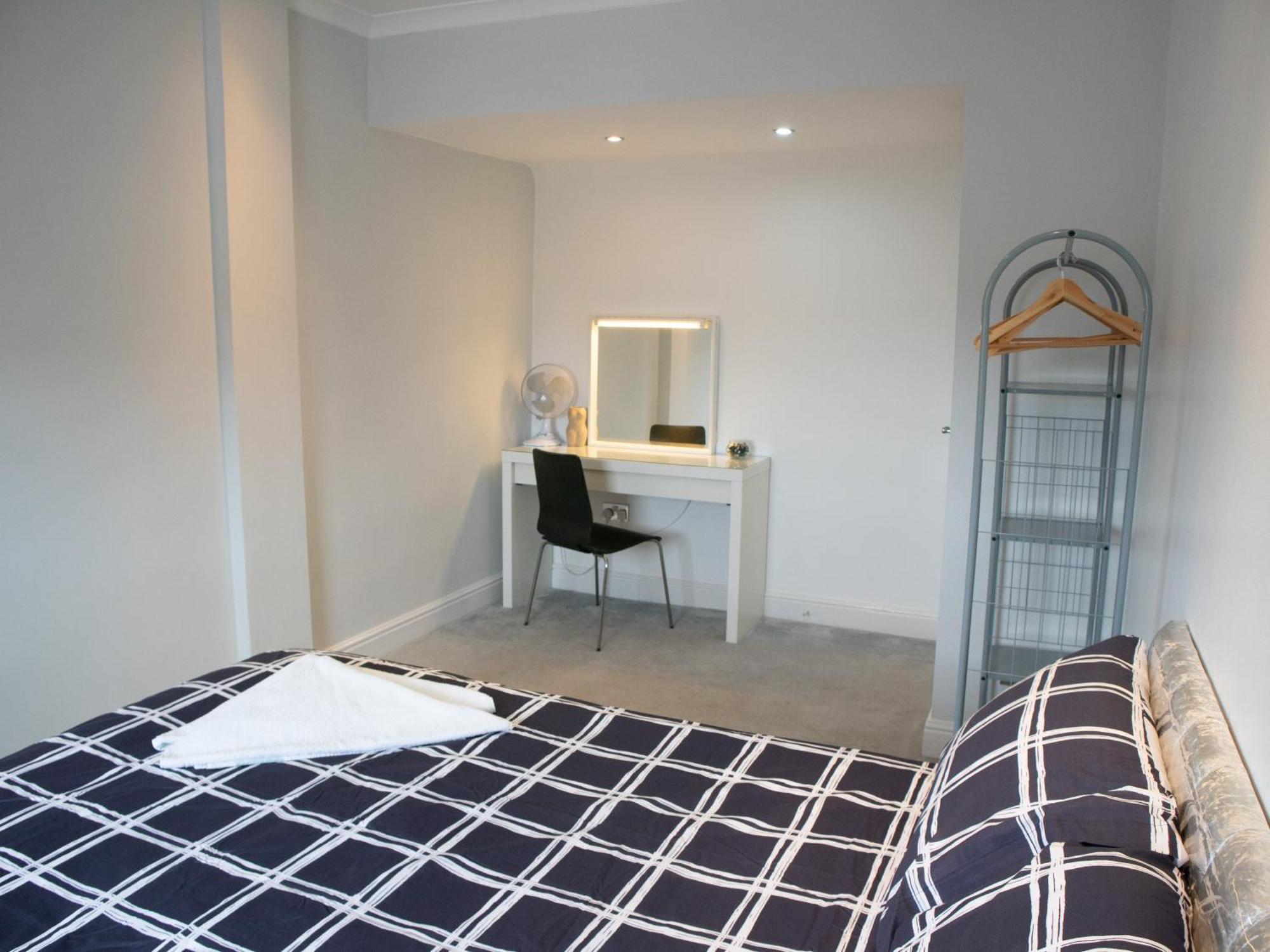 דירות קרוידון Bright Private Terrace - Free Private Parking - Tv - Wifi - Netflix מראה חיצוני תמונה